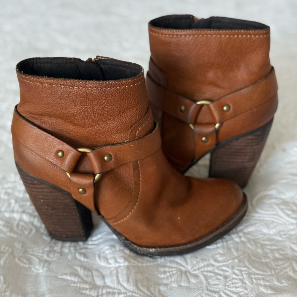 KORKS stacked Heel Brown leather Ankle Boot. Size 6